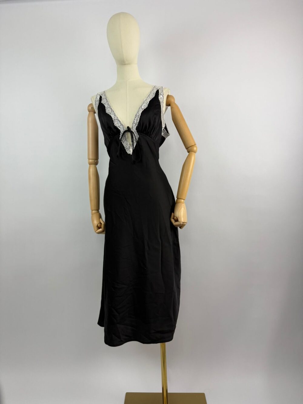 VESTIDO NEGRO LARGO DE SATIN