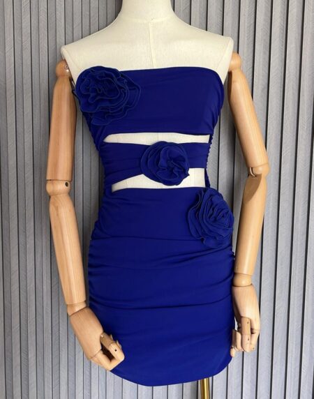 VESTIDO CORTO AZUL STRAPLESS CON ROSAS